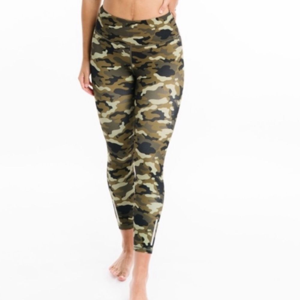 ZYIA Light Green Camo Reflective Soft & Snug Mid-Rise 7/8 Legging Size 6-8 - Picture 2 of 16